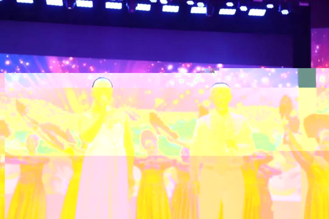 (圖為楊冬梅、向小奇與17藥學班歌伴舞)